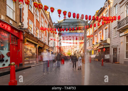 UK, London, Langzeitbelichtung von Chinatown Stockfoto