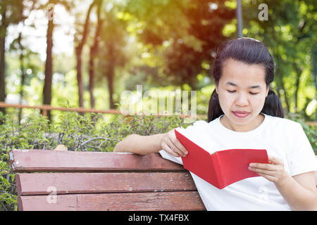 Frauen mit einem Buch in den Park Stockfoto