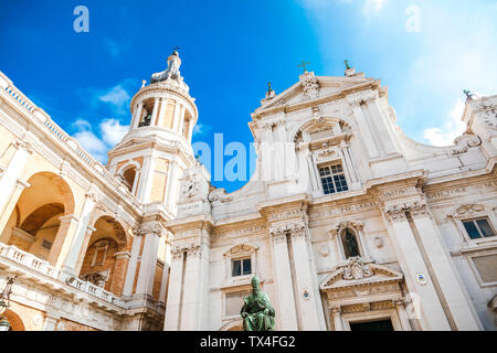 Italien, Marken, Loreto, Low Angle View von Basilica della Santa Casa Stockfoto