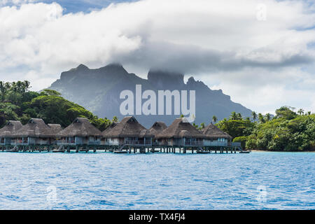 Französisch Polynesien, Bora Bora, Wasser bungalows von Luxus Hotel Stockfoto