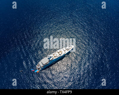 Spanien, Mallorca, Costa de la Calma, Blick auf einer Luxusyacht, Luftaufnahme Stockfoto