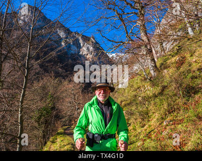 Spanien, Asturien, Kantabrischen Gebirge, Portrait von zuversichtlich, älterer Mann auf einer Wanderung Stockfoto