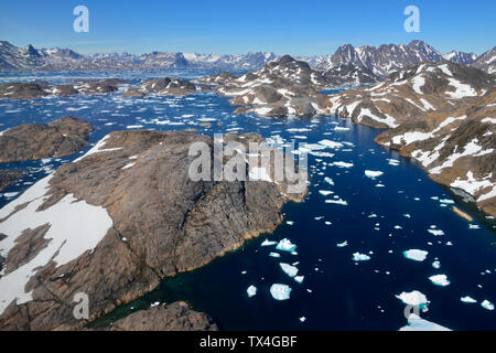 Grönland, Ostgrönland, Luftaufnahme der Insel Ammassalik Fjord mit Pack oder Treibeis Stockfoto