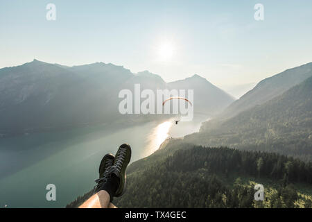 Österreich, Tirol, Beine eines Mannes, Gleitschirm über den Achensee Stockfoto