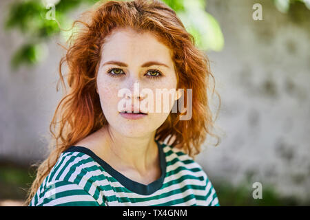 Porträt der rothaarige junge Frau mit Sommersprossen Stockfoto