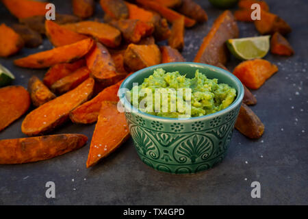 Sweet Potato Wedges mit Avocado dip und Fleur de Sel Stockfoto