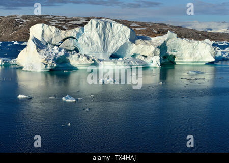 Grönland, Ostgrönland, Johan Petersens Fjord, Eisberg treibt Stockfoto