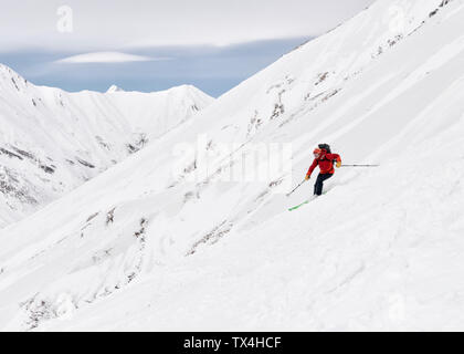 Georgien, Kaukasus, Gudauri, Mann auf einer Skitour Riding Downhill Stockfoto