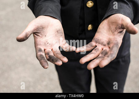 Nahaufnahme der schmutzigen Hände eines Schornsteinfeger Stockfoto
