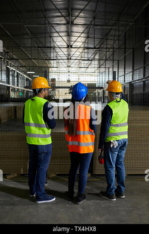 Rückansicht der Arbeitnehmer bei der Grid in der Ständigen Stockfoto