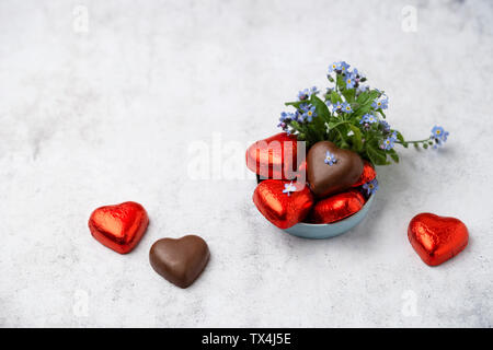 Schokolade Herzen und Vergiss-mich-nicht auf Marmor Stockfoto