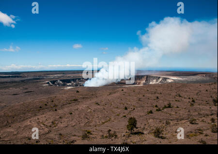 USA, Hawaii, Big Island, Rauchen Kilauea Gipfel Lavasee im Hawaii Volcanoes National Park Stockfoto