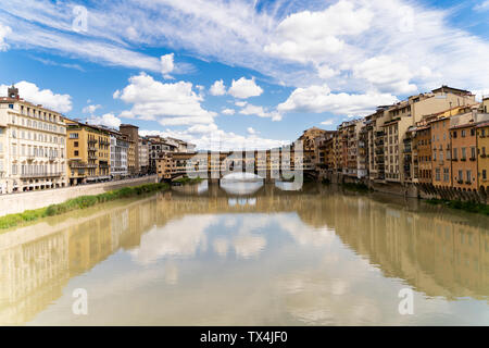 Italien, Florenz, Fluss Arno und Ponte Vecchio Stockfoto