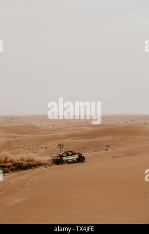 Vereinigte Arabische Emirate, Dubai, Lahbab Wüste, 4x4 Auto durch die Wüste fahren Stockfoto