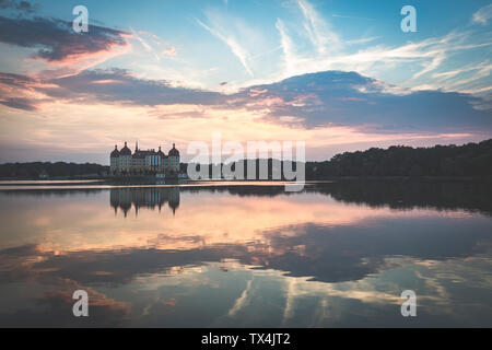 Deutschland, Sachsen, Schloss Moritzburg am Schlossteich am Abend Stockfoto