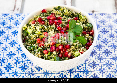 Bulgur Kräuter tabbouleh mit Granatapfel Samen Stockfoto