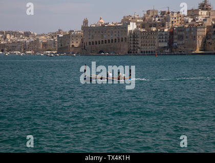 Eine dghajsa Fähren Passagiere nach Valetta, von der die drei Städte in Malta Stockfoto