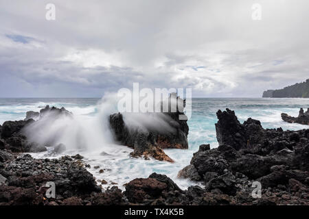 USA, Hawaii, Big Island, laupahoehoe Beach Park, Surf brechen an der felsigen Küste Stockfoto