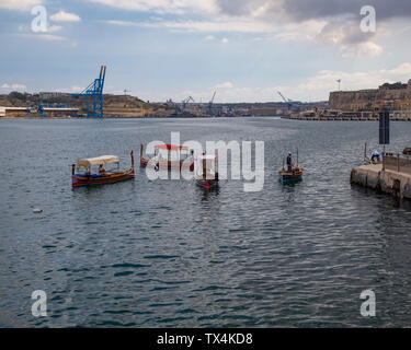 Drei dgħajsas Warten auf Fahrgäste im Grand Harbour, Malta Stockfoto