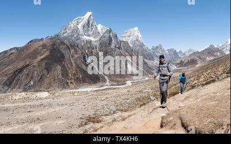 Nepal, Solo Khumbu, Everest, Bergsteiger zu Fuß von Dingboche Stockfoto