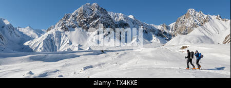 Georgien, Kaukasus, Gudauri, zwei Leute auf einer Skitour Stockfoto