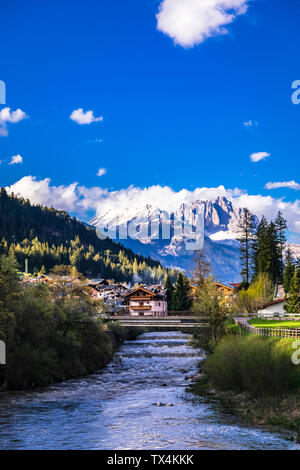 Italien, Trentino Alto Adige, Soraga, Blick auf den Ort und Fluss Stockfoto