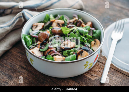 Lunch Box mit Salat, Zwiebeln, gebratenen Champignons, Zwiebeln und Balsamico Stockfoto