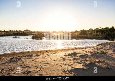 Italien, Sizilien, Sonnenuntergang am Strand von Eloro Stockfoto