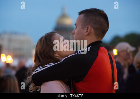 St. Petersburg, Russland. 23. Juni 2019. Die Menschen feiern die Scarlet Sails festival Kennzeichnung Matura in St. Petersburg, Russland, 23. Juni 2019. Credit: Irina Motina/Xinhua/Alamy leben Nachrichten Stockfoto