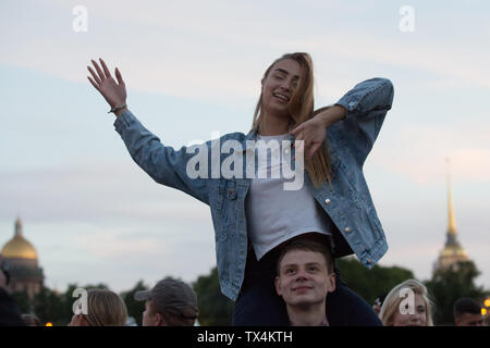 St. Petersburg, Russland. 23. Juni 2019. Die Menschen feiern die Scarlet Sails festival Kennzeichnung Matura in St. Petersburg, Russland, 23. Juni 2019. Credit: Irina Motina/Xinhua/Alamy leben Nachrichten Stockfoto