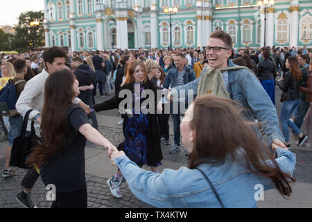 St. Petersburg, Russland. 23. Juni 2019. Die Menschen feiern die Scarlet Sails festival Kennzeichnung Matura in St. Petersburg, Russland, 23. Juni 2019. Credit: Irina Motina/Xinhua/Alamy leben Nachrichten Stockfoto