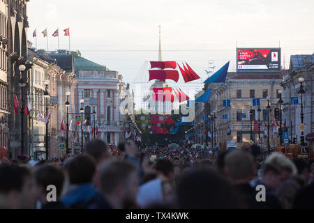 St. Petersburg, Russland. 23. Juni 2019. Die Menschen feiern die Scarlet Sails festival Kennzeichnung Matura in St. Petersburg, Russland, 23. Juni 2019. Credit: Irina Motina/Xinhua/Alamy leben Nachrichten Stockfoto