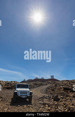 USA, Hawaii, Mauna Kea, Mauna Kea Sternwarten, Off Road Fahrzeug auf einer Schotterstraße Stockfoto