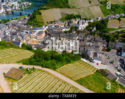 Deutschland, Rheinland-Pfalz, Luftaufnahme von Traben-Trarbach, Mosel, Weinberge Stockfoto