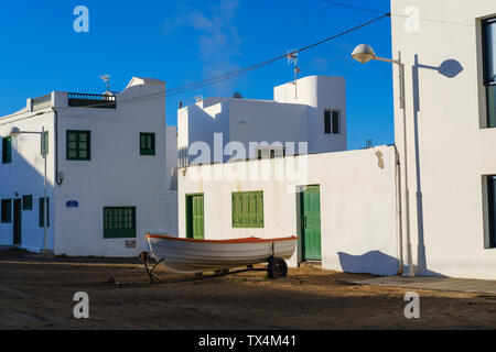 Spanien, Kanarische Inseln, Lanzarote, Caleta de Famara, Boot vor Wohnhaus Stockfoto