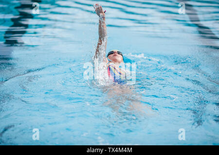 Junge Frau Schwimmen im Schwimmbad, backstroke Stockfoto