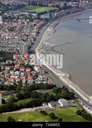 Luftaufnahme von der Strandpromenade mit seinem Meer Verteidigung bei Marine Road East, Morecambe, Lancashire Stockfoto