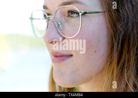 Porträt der jungen Frau mit Brille Stockfoto