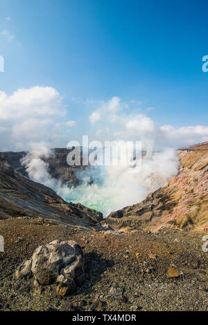 Japan, Kyushu, Mount Aso, Mount Naka, aktiven Krater See Stockfoto