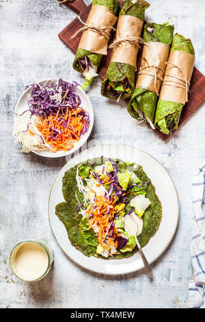 Salat Wraps mit Spinat Tortillas mit Salat, Karotten und Salat gefüllt Dressing Stockfoto