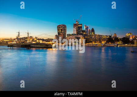 UK, London, Skyline bei Nacht mit HMS Belfast im Vordergrund. Stockfoto