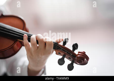 In der Nähe von Mädchen spielen Geige Stockfoto