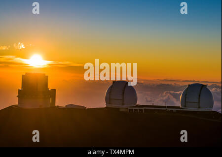 USA, Hawaii, Big Island, Observatorien auf Mauna Kea Vulkans bei Sonnenuntergang Stockfoto