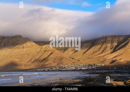 Spanien, Kanarische Inseln, Lanzarote, Caleta de Famara, Risco de Famara Stockfoto