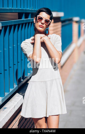 Modische junge Frau das Tragen von Kleidung und Sonnenbrillen. Stockfoto