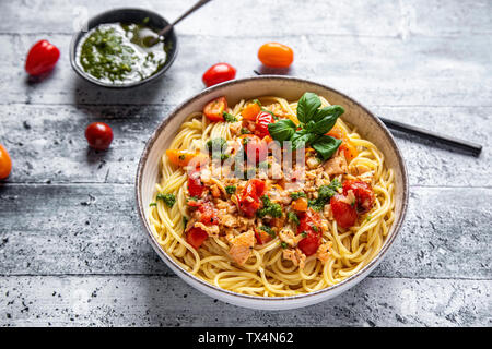 Spaghetti mit Lachs Tomaten Sauce und Bärlauch pesto Stockfoto