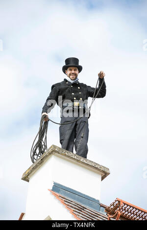 Portrait von lächelnden Schornsteinfeger Arbeiten am Haus Dach Stockfoto