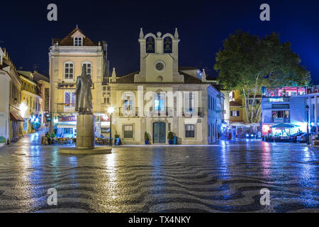 CASCAIS, PORTUGAL - ca. Oktober 2016: Straßen von Cascais bei Nacht, Cascais, Portugal Stockfoto