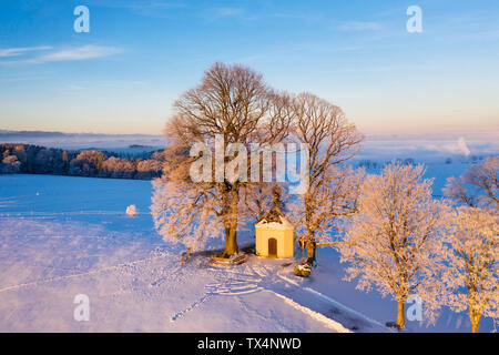 Deutschland, Bayern, Degerndorf, Winterlandschaft mit Maria feucht Kapelle auf Fürst Tegernberg bei Sonnenaufgang, Luftaufnahme Stockfoto