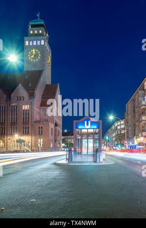 Deutschland, Berlin-neukölln, Blick auf die Stadt Hall und die U-Bahn-Station in der Nacht Stockfoto